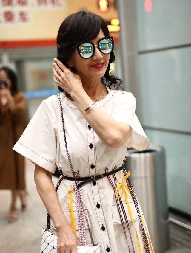 赵雅芝的文雅都是包装出来的?机场高清近照,皱纹多脸松垮!