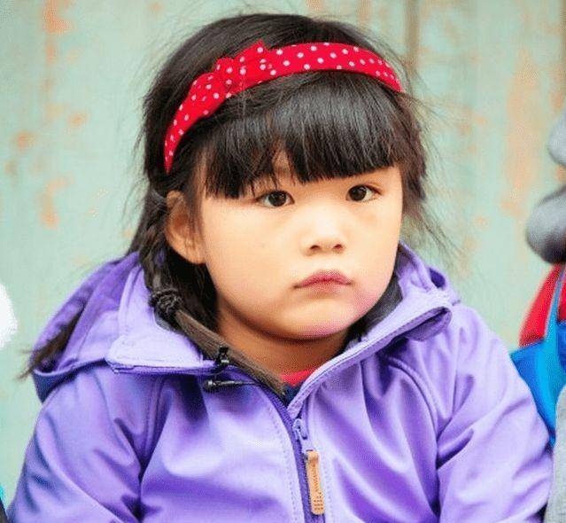 王诗龄瘦了58斤,变成瓜子脸和教练合影,13岁就变美人了_身材_小时候