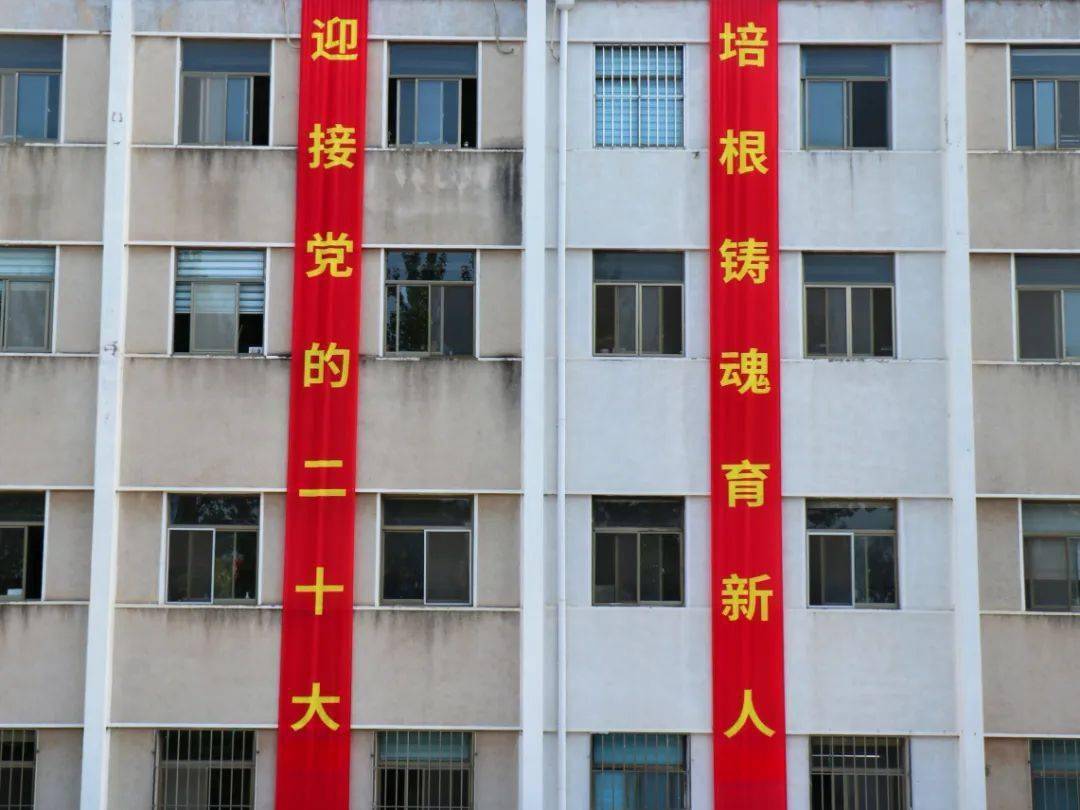 路等主要道路悬挂了20条由烟大学子原创的感念师恩,礼敬老师的横幅