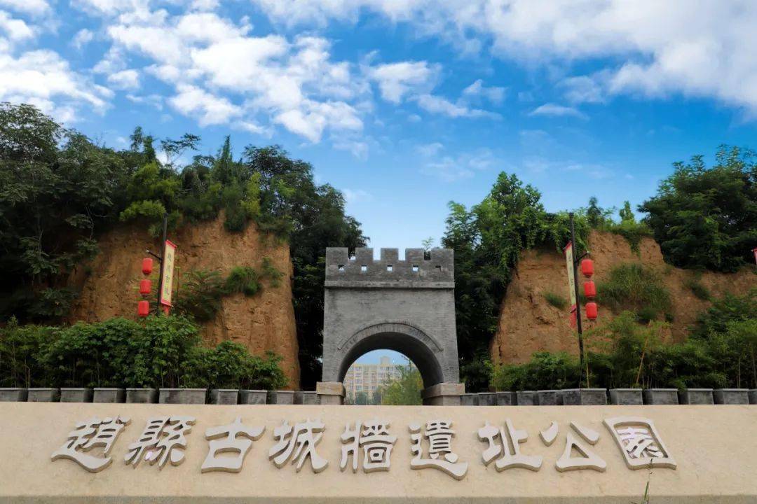 赵县自强公园占地面积4万平方米,以绿地见长,乔灌草相结合,注重色彩