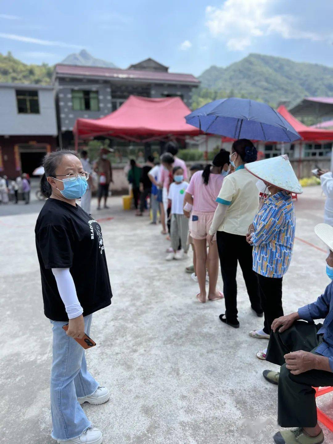 02图片来源魏迎龙镇党委书记王大兰到猛安村摆耳村核酸采集点查看