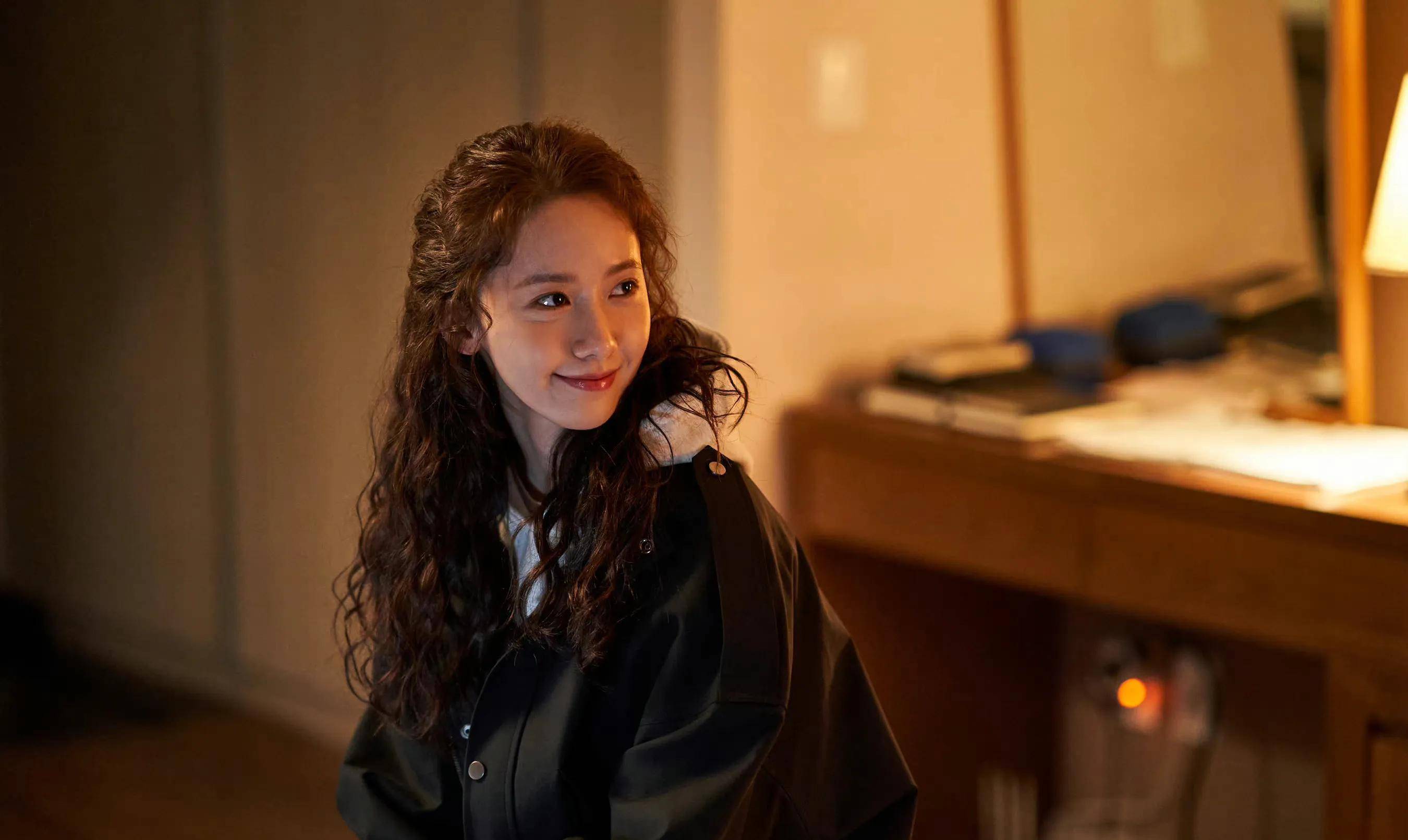 林允儿泡面扮搞笑女主播最新剧照曝光_刘海镇_国际_电影