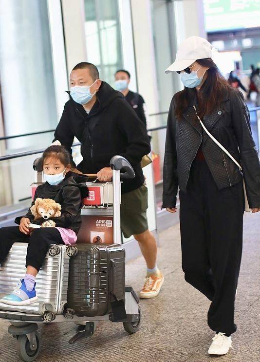 梅婷一家三口走机场,老公全程带娃胖成憨憨,7岁女儿黑眼圈太重_国货