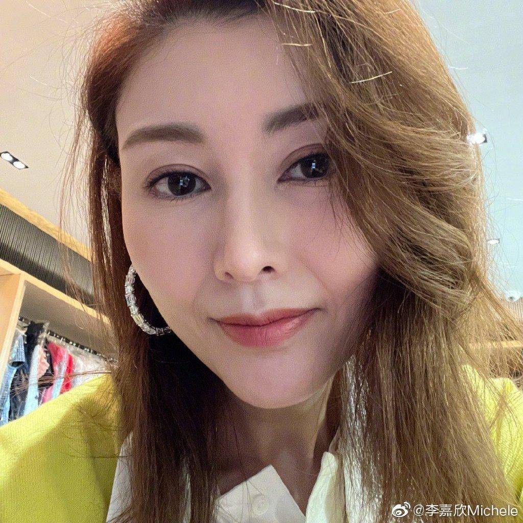 李嘉欣近照曝光,精致妆容宛若少女,52岁年龄真的不相符_人生_图片