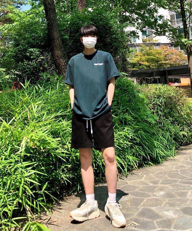 而这件墨绿色的t恤,是夏日中不可或缺的单品,尤其是皮肤较黑的男孩子