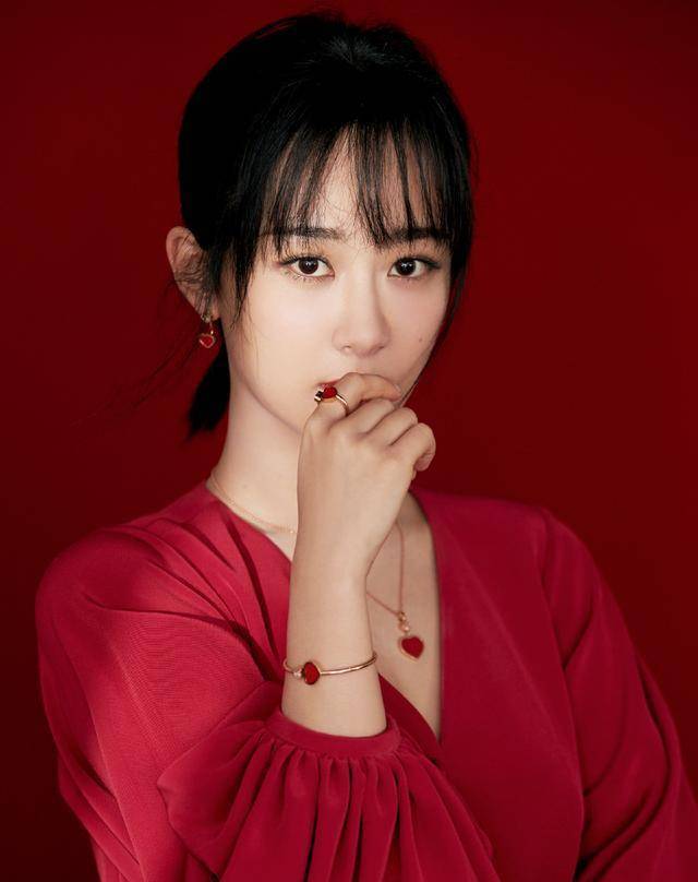 杨紫穿暗红色长裙,改走时尚风美的放肆_裙子_服装_颜色