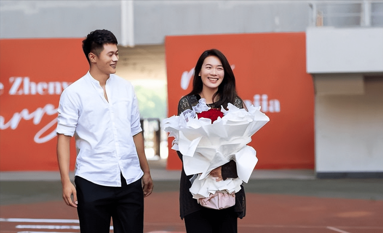 在为女友擦干眼泪后,谢震业再一次深情表白:"陆陆,我们在一起15年了