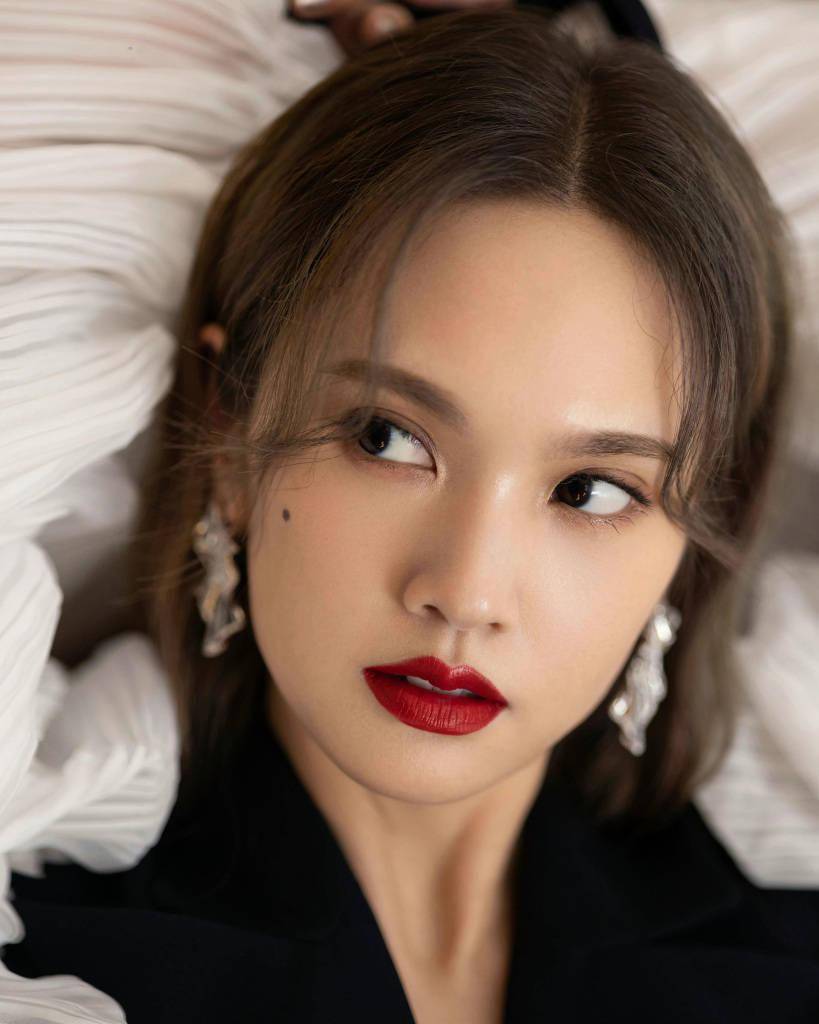 杨丞琳黑白泡泡袖西装红毯造型写真释出 涂大红唇气质美艳绝伦_杨丞琳