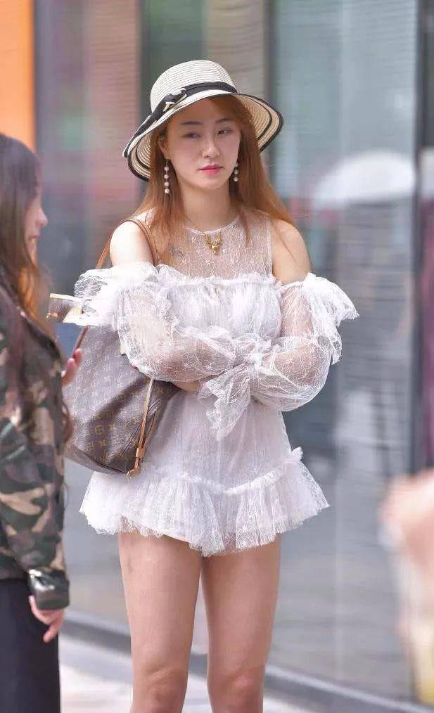 街拍:白色公主裙仙味十足,轻薄质料随风而起,优雅华贵_气质_裙装_款式