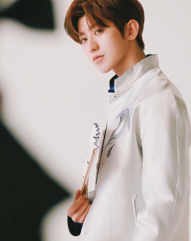 黄明昊穿个性印花衬衫,打造阳光少年风,蔡徐坤穿工装外套很帅气_休闲