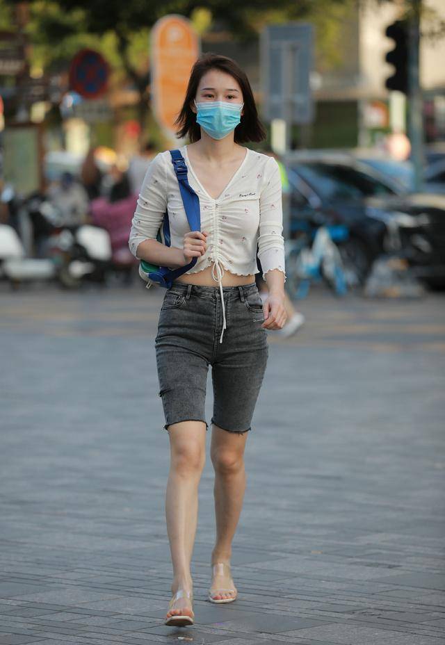 清爽又修身的牛仔骑行裤,穿出了年轻的美,时尚有范又好看