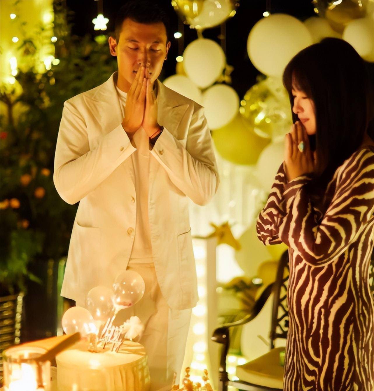 朱珠老公带女儿学走路,1岁大珠宝摔倒不哭好坚强,越长越像爸爸_王羽佳