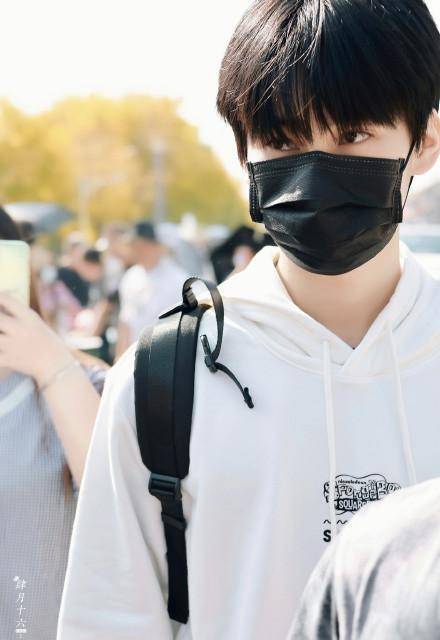 张真源今日中戏报到,穿着低调依旧被包围,路人不满抱怨连连_级新生