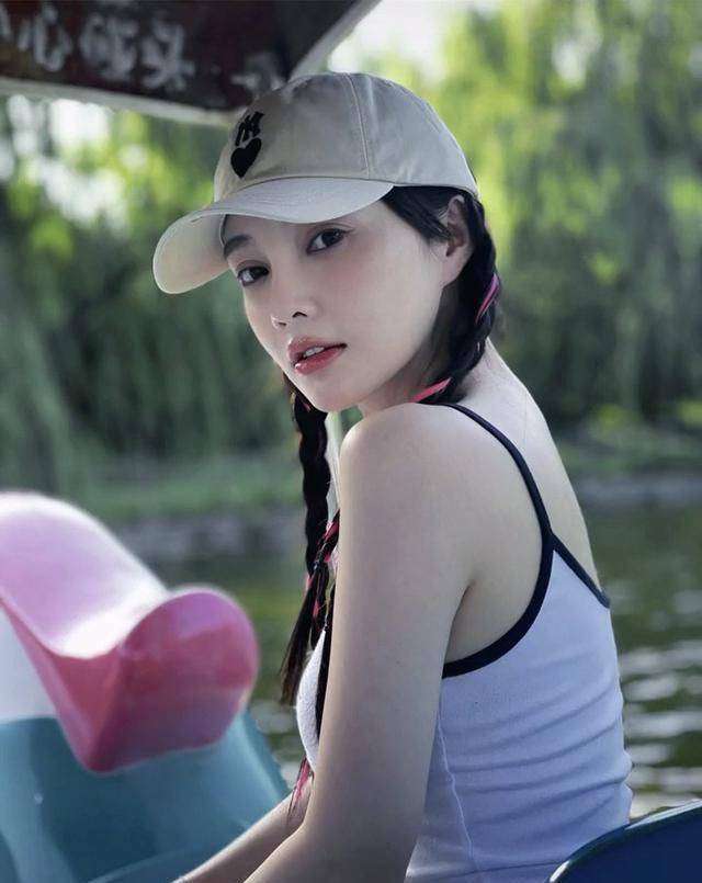 39岁李小璐带孩子坐船,穿吊带捧脸显娇羞,身材窈窕大花臂吸睛