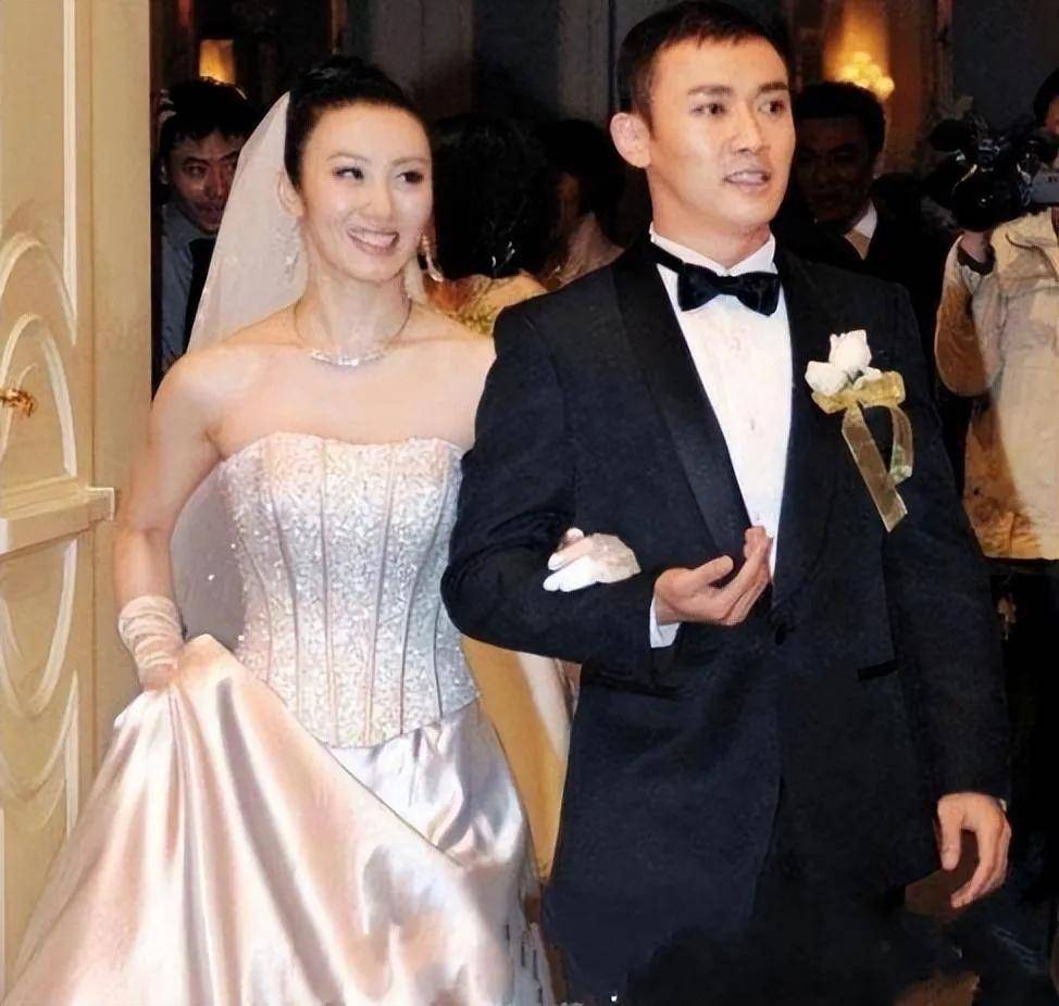 而且聂远的两任前女友也都是大名鼎鼎的当红女星,一位是郑钧的妻子