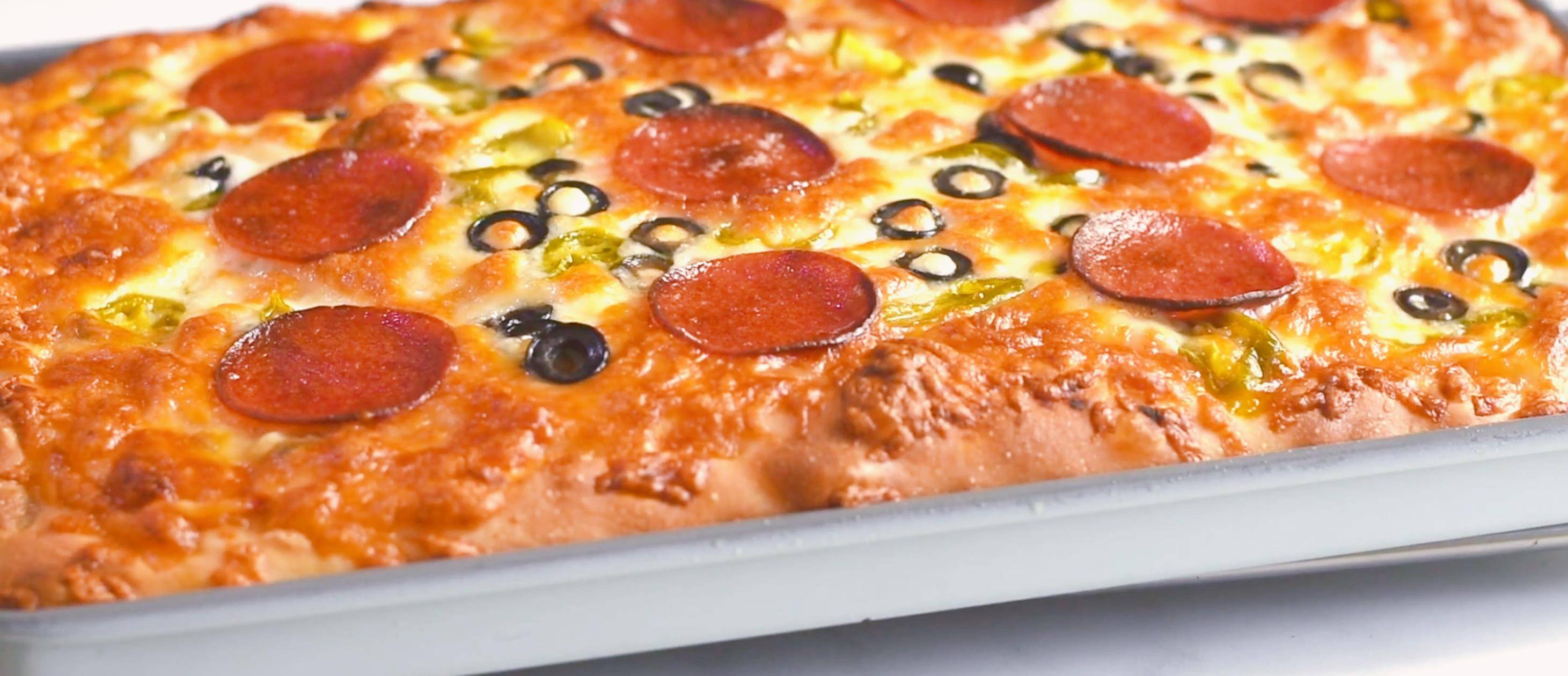 把温度调到240-260度,烤个20分钟,这非常美味的西西里披萨饼就做好了