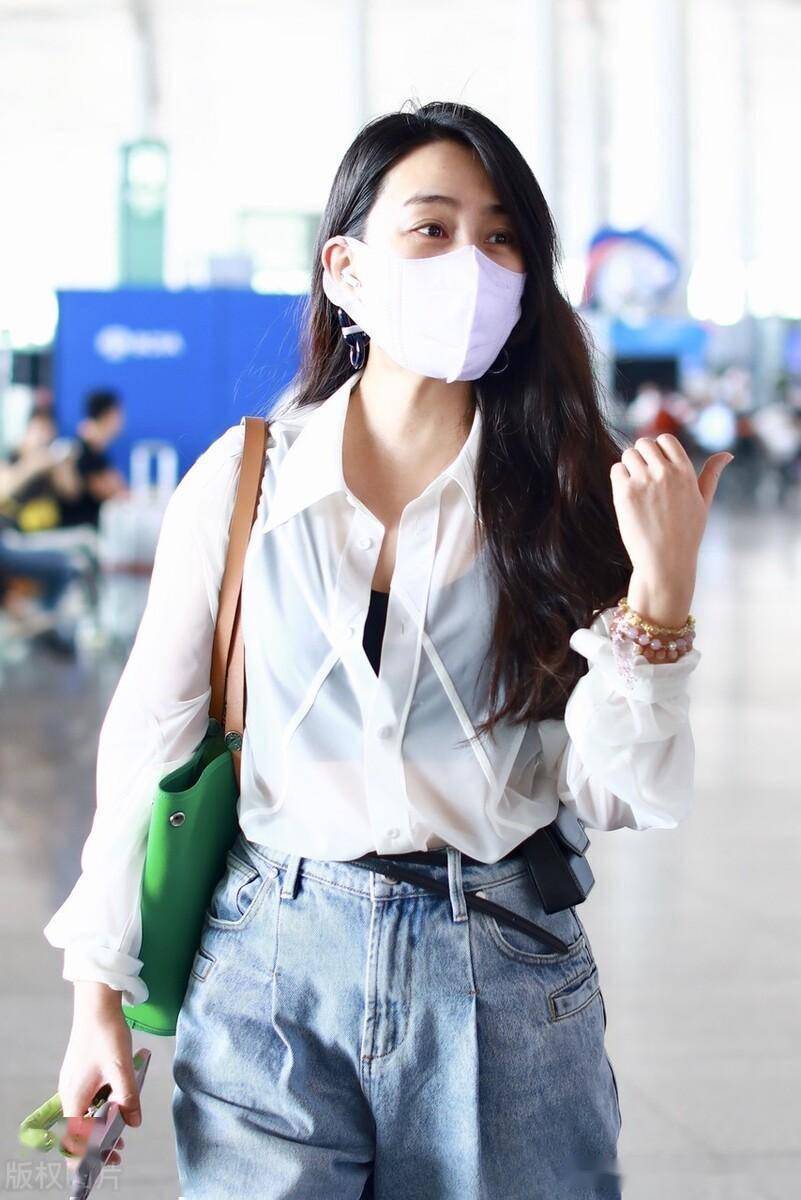 街拍:马苏白色衬衫 牛仔裤 绿色托特包随性休闲_机场_北京_马苏