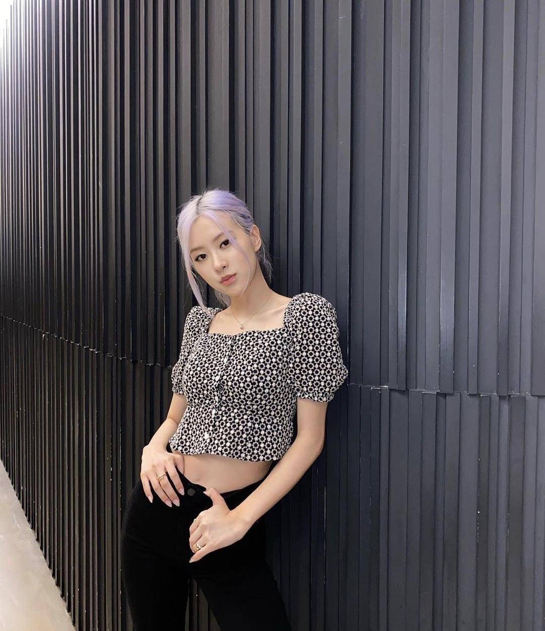 rose浅紫色发型上热搜,好身材配上厌世脸,满满的妖艳高级感_rose_时尚