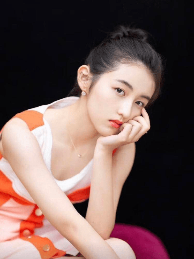 18岁张子枫"发育过猛"?罕见穿斜肩裙秀好身材,女人味十足!