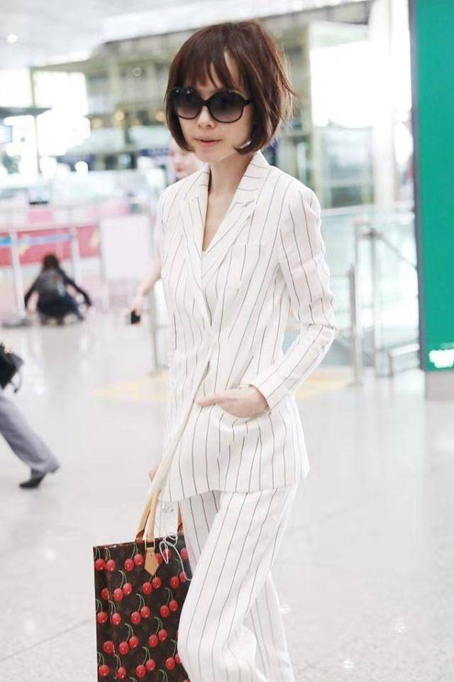 50岁鲁豫真的太瘦了,一身白西装松松垮垮,显得头好大_身材苗条_效果