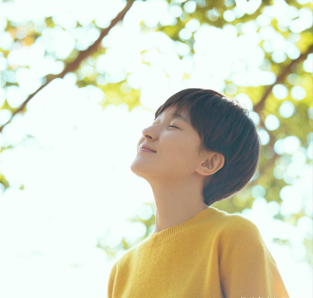 焦俊艳素颜状态太优越,随便穿黄色针织衫配牛仔裤,都有一线范_短发