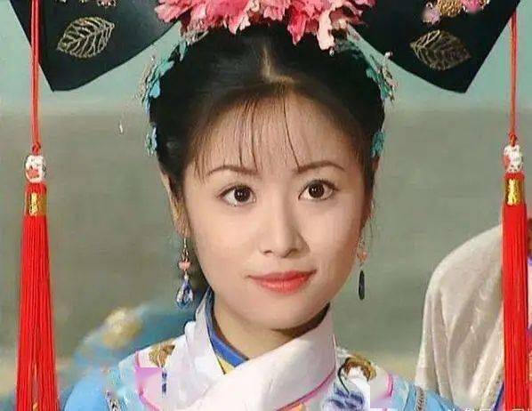 中的窦漪房;她是电视剧《精忠岳飞》中的李孝娥;她是电影《古镜怪谈》