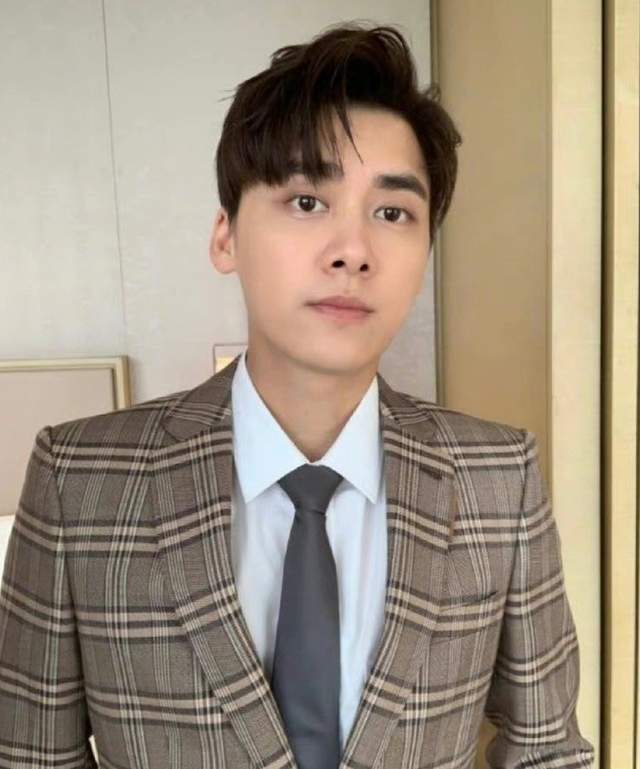 疑似与李易峰约会的女网红再爆料,影射多名男星,塌房几个才算完_blase