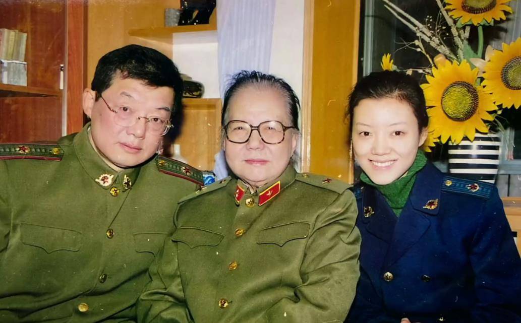 革命演员车毅去世,引全网悲痛怀念,孙女车晓和好友田华含泪送别_时候