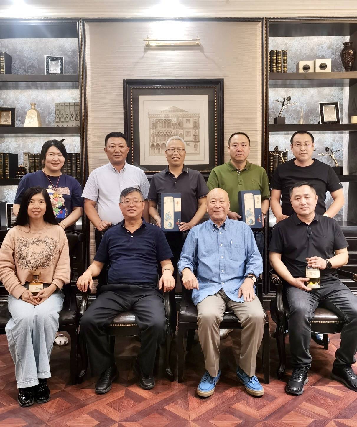 中字酒团队与嘉宾合影东方之子(山西)酒业集团股份有限公司秉承杏花村