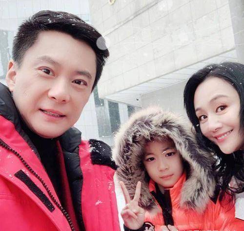 曹颖罕晒全家福,辟谣女儿传闻并拒绝再生,10岁儿子已长成大帅哥_照片
