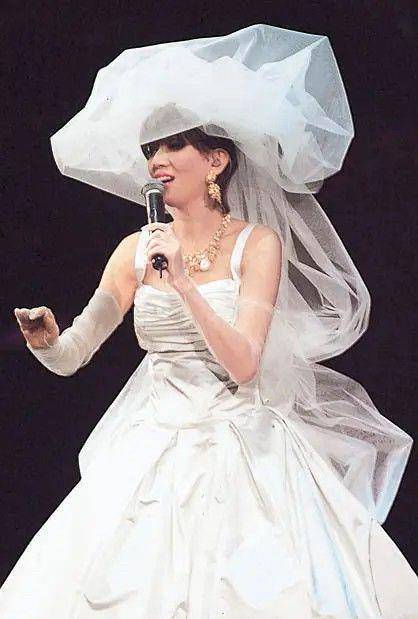 古天乐出演梅艳芳挚友,帮助新人拍哭戏,梅艳芳婚纱造型经典再现_丹妮