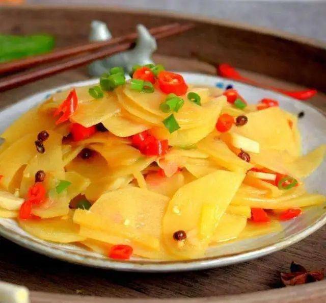 菜花炒肉,西芹面筋,西红柿炒鸡蛋,蚝油生菜,紫菜蛋花汤午餐泡椒土豆片