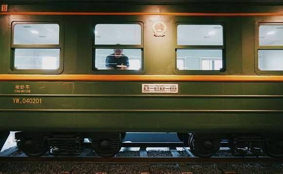 K3火车到达蒙古和俄罗斯之后，为什么把火车的车轮子都换了？