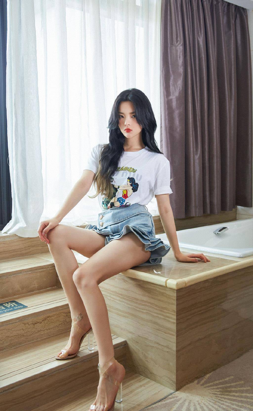 你看杨超越坐在窗台上,尽可能的秀出一双白皙纤细的美腿,直直的毫无