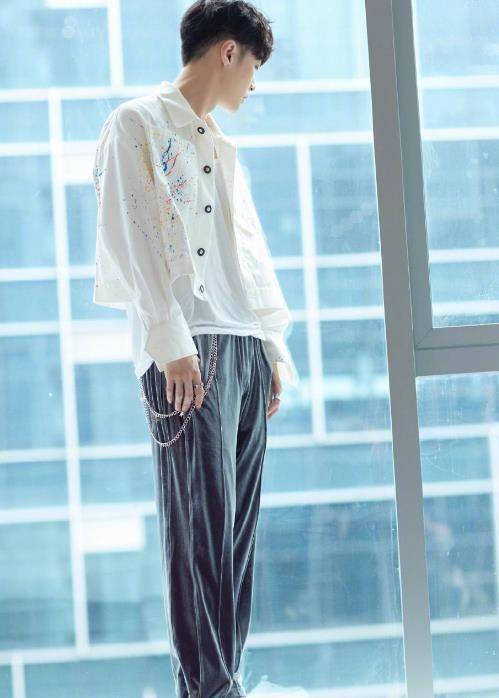 张艺兴穿"睡裤"拍写真,看到他的腿后,全网女生都着迷了_选择了_腰包