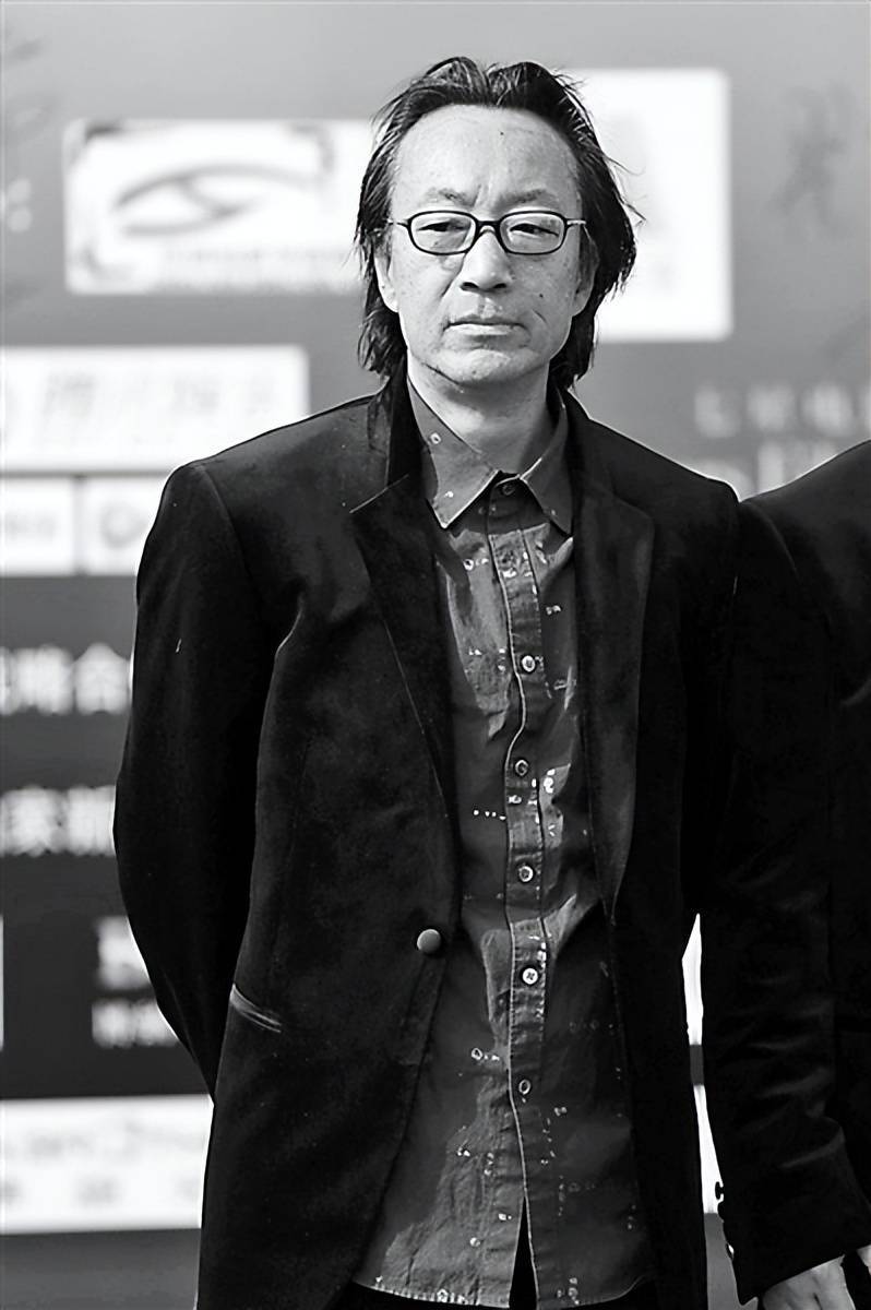 路学长,是中国著名导演,执导过《长大成人》,《非常夏日》,《卡拉是狗