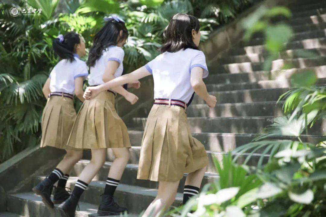 这么丑的衣服,如今卖千元?我们以前都穿过_校服_电子游戏_什么