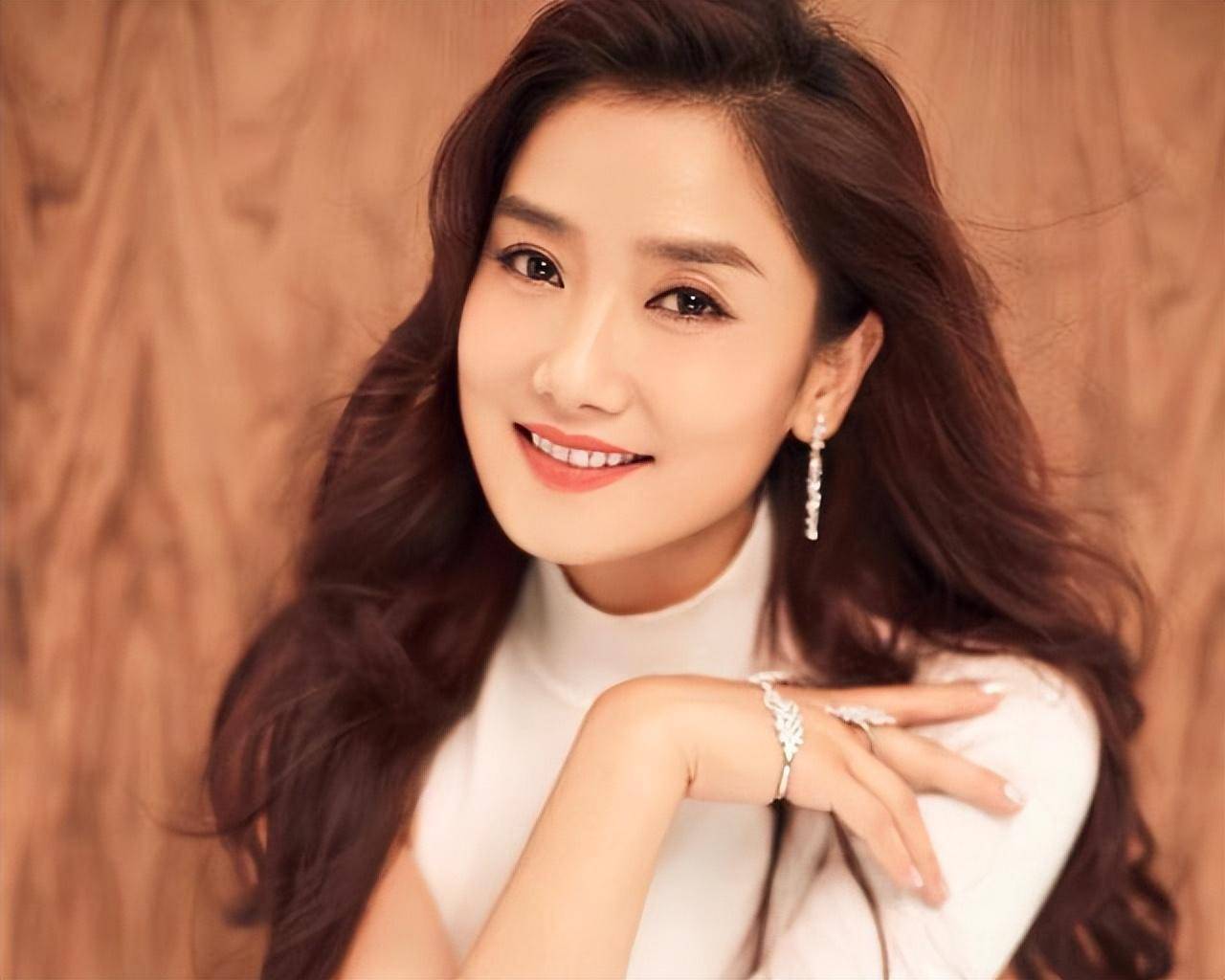 玲花:坚持一生55分账,与曾毅成意难平,婚礼上一个大哭一个大醉_凌华_