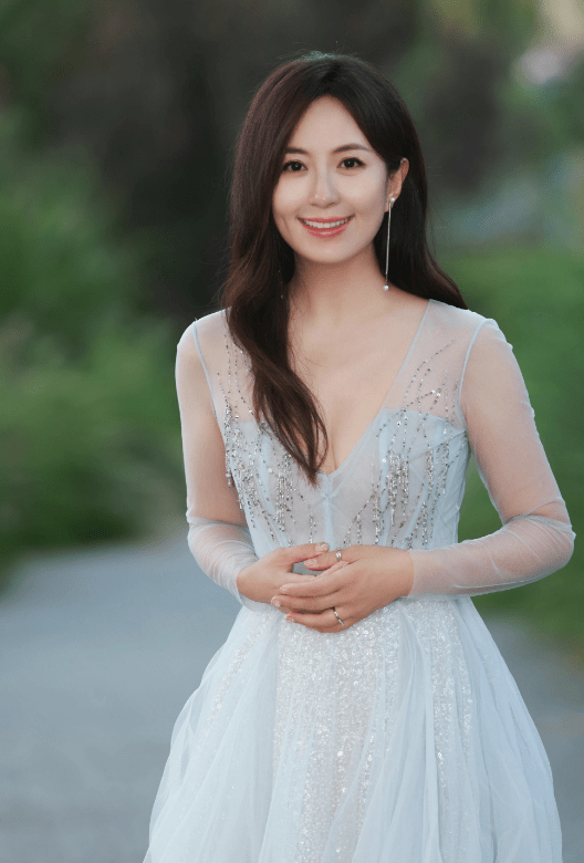 47岁杨童舒穿深v大秀事业线,四肢纤细身材火辣,皮肤白皙状态好_保养