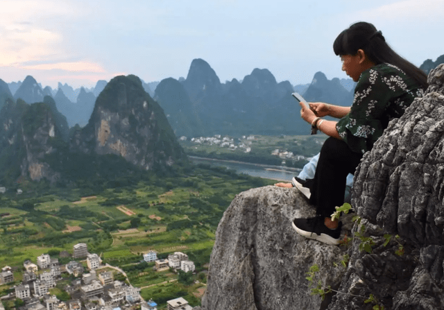 游客悬崖边踩巨石发生摇晃，景区危险区域，安防专家建议这样布防