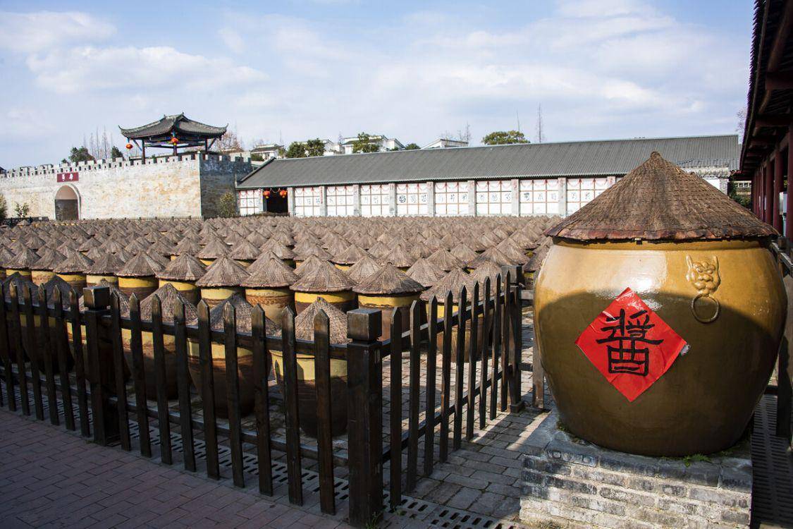 缸",因为以前东北人在秋天会存储各种腌菜,干菜,而大酱耐存放且适宜