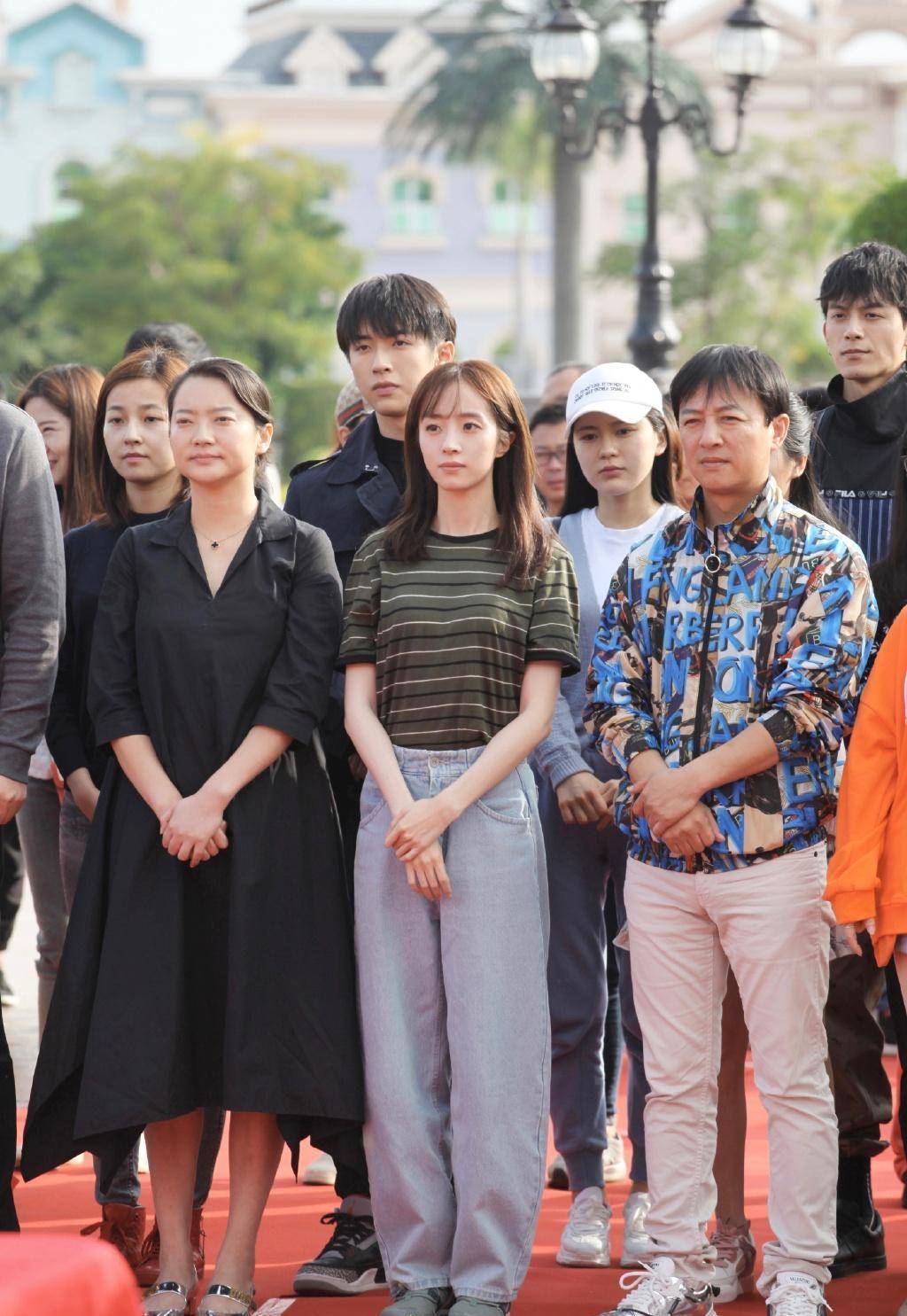 今穿吊带配西裤,后背扎蝴蝶结清纯个性_胡冰卿_穿着_上衣