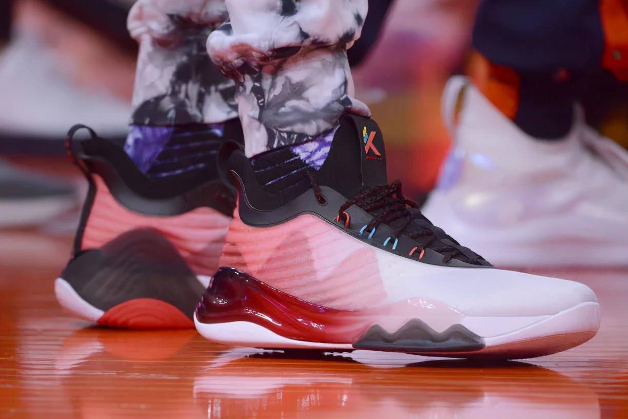 nba球员上脚:韦德夫妇纪念gigi,安踏kt6新配色来了_比赛_under_球鞋