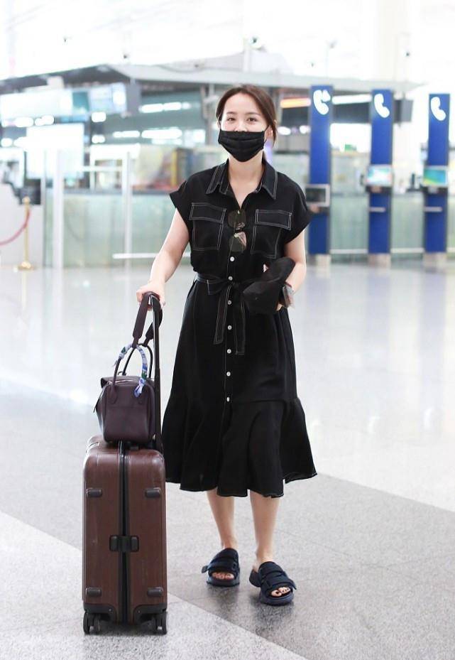 邓莎走机场,穿一条牛仔裙简单高级,穿对了气质就好了!