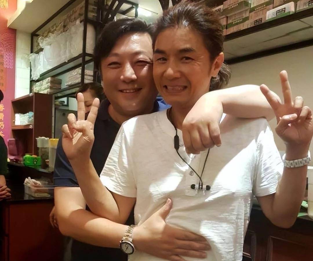 身材严重发福显油腻,转行卖灯饰不愿复出_蔡济文_生活_黄宝欣