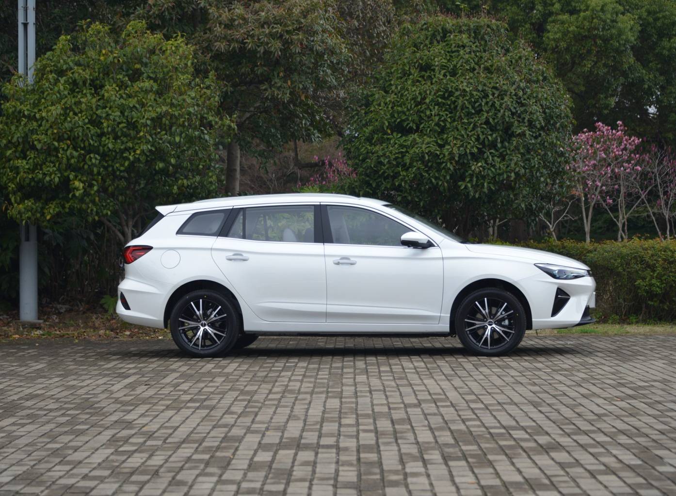 顶配15万元,这台荣威ei5电车真值得入手吗?