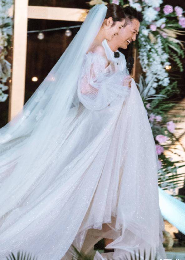 张馨月穿婚纱为林峯唱歌,绝美范如"仙女下凡",吴千语真没法比_造型