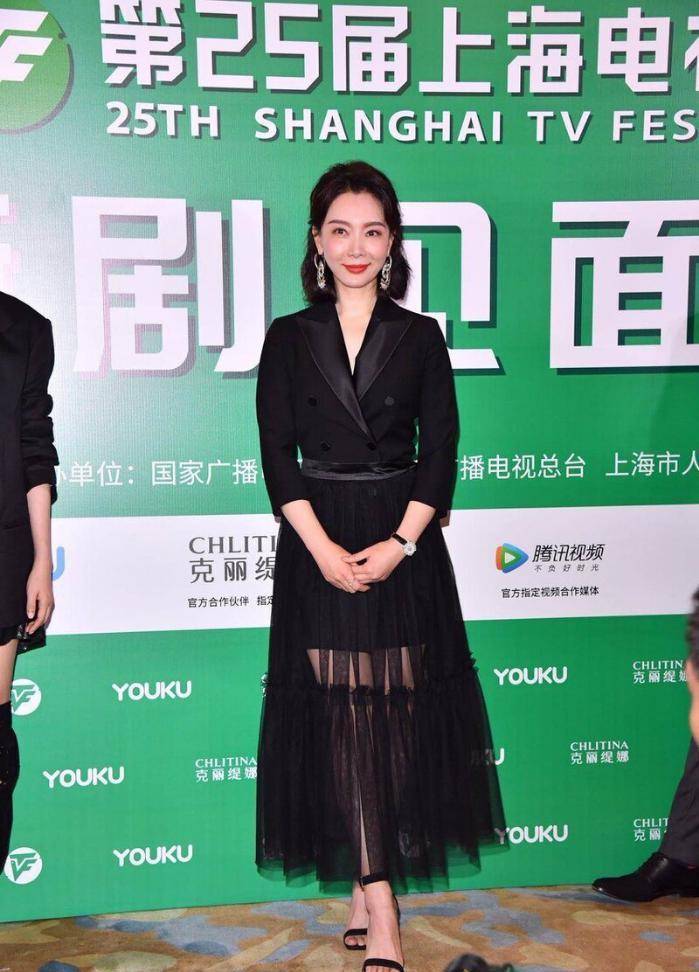 陈数美丽的太好了,和童瑶同穿黑西装,看不出俩人的年龄差_气质_裙子