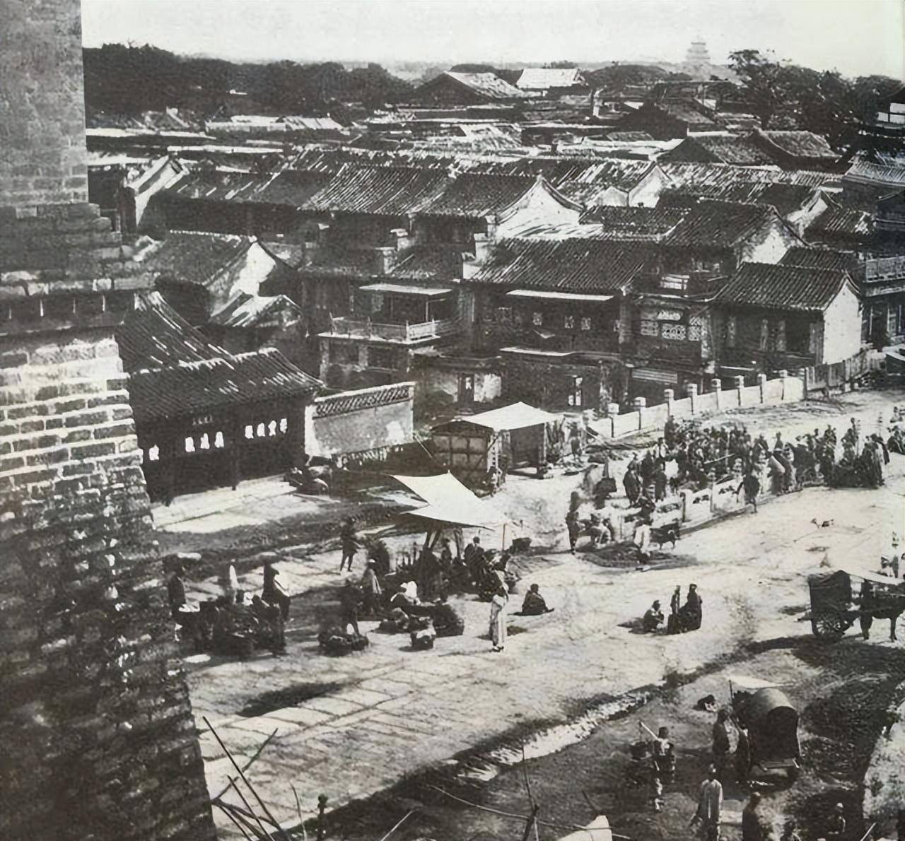 晚清京城街道环境有多差?黄土垫道,净水泼街,只为保证皇家体面_清政府_道路_百姓