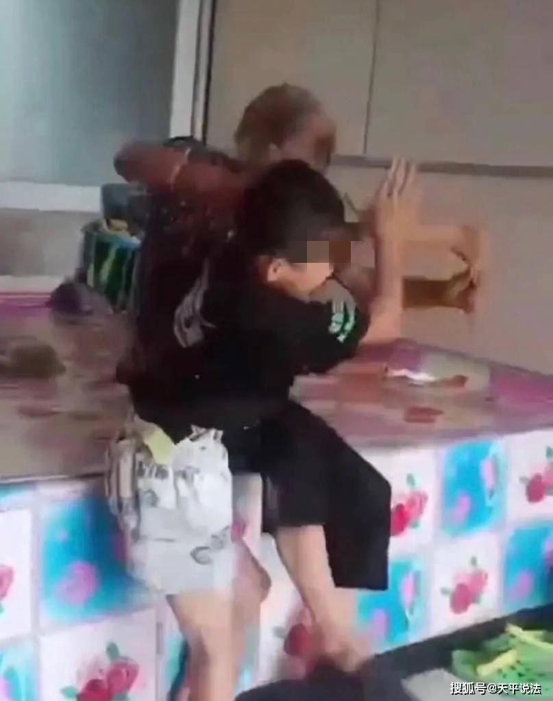 简直就是魔胎转世 一孙子疑似勒死奶奶 男孩 黑衣 老人